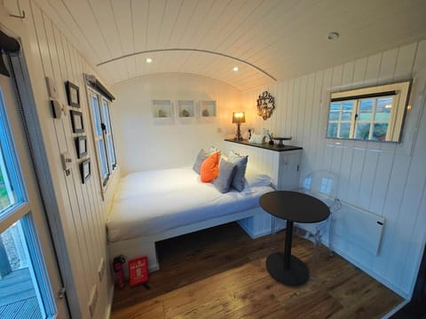 Luxury Countryside Shepherds Hut with Hot Tub Apartment in Saint Columb Major