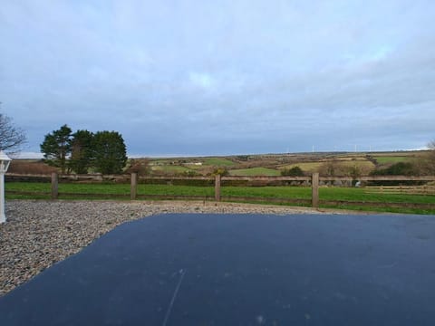 Luxury Countryside Shepherds Hut with Hot Tub Apartment in Saint Columb Major