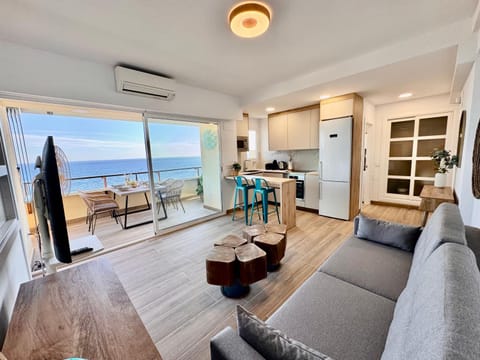 Communal lounge/ TV room, TV and multimedia, Balcony/Terrace, Kitchen or kitchenette, Living room, Seating area, Dining area, Sea view, oven
