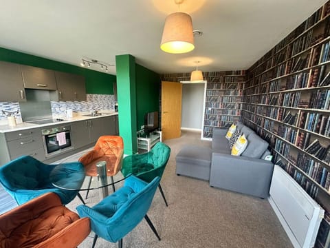 Kitchen or kitchenette, Living room, Seating area, Dining area