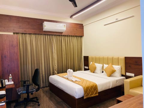Bed, TV and multimedia, Living room, Photo of the whole room, Bedroom, air conditioner