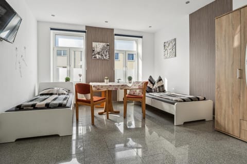 Bed, TV and multimedia, Seating area, Bedroom