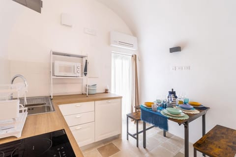 Kitchen or kitchenette, Dining area, stove, air conditioner