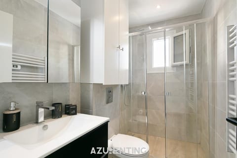 Azurenting - vue sur le port - roof top 3 Apartment in Antibes