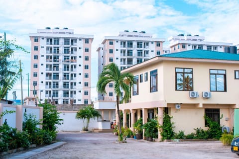 Property building, Day, Neighbourhood, City view