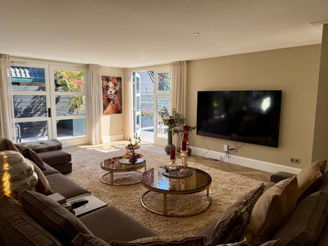 Communal lounge/ TV room, TV and multimedia, Living room, Seating area, Evening entertainment