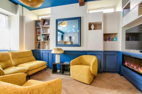 Communal lounge/ TV room, Living room