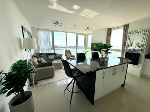 TV and multimedia, Kitchen or kitchenette, Living room, Seating area, Dining area