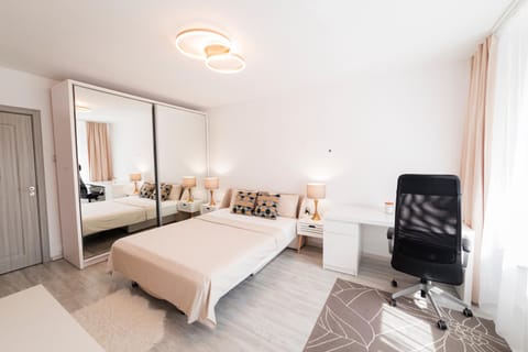 Bed, TV and multimedia, Photo of the whole room