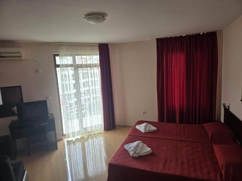 TV and multimedia, Photo of the whole room, Bedroom, towels, air conditioner
