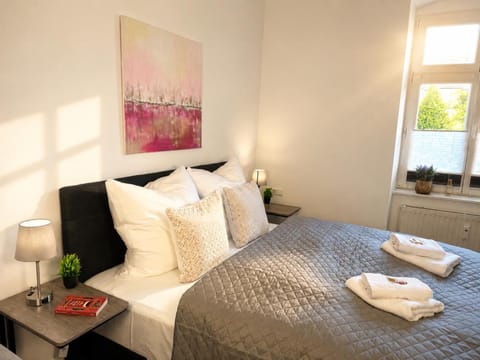 Bed, Living room, towels