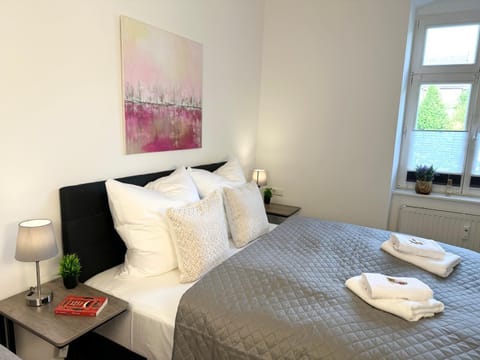 Bed, Photo of the whole room, towels