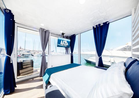 Bed, Natural landscape, TV and multimedia, View (from property/room), Balcony/Terrace, Living room, Photo of the whole room, Bedroom, Sea view