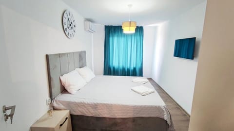Bedroom, towels