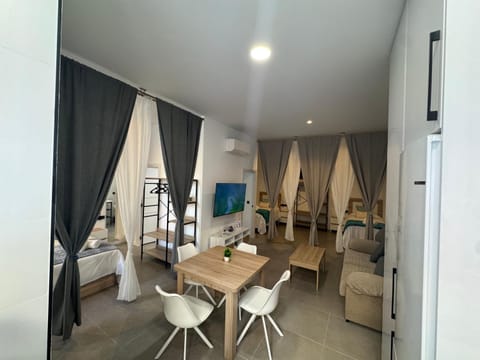 TV and multimedia, Living room, Seating area, Dining area