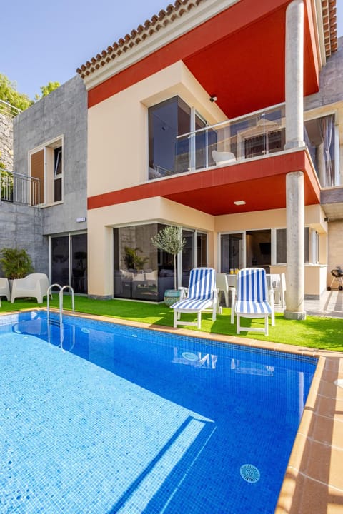 Property building, Patio, Day, Pool view, Swimming pool, sunbed