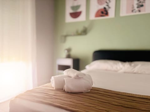 Bed, Photo of the whole room, Bedroom, towels, towels, wardrobe, air conditioner