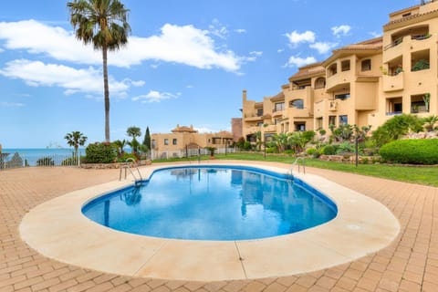 Property building, Pool view, Sea view, Swimming pool, sunbed