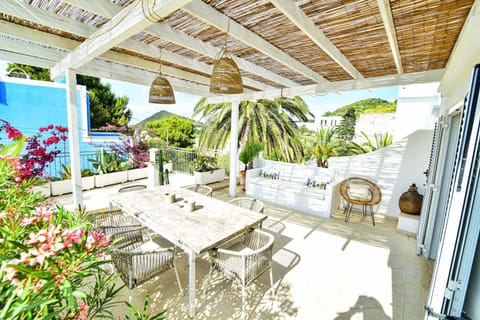 Property building, Balcony/Terrace, Dining area