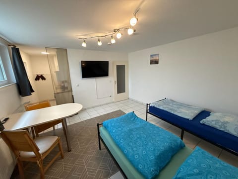 Bed, TV and multimedia, Dining area, Bedroom