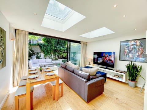 Patio, TV and multimedia, Living room, Seating area, Dining area