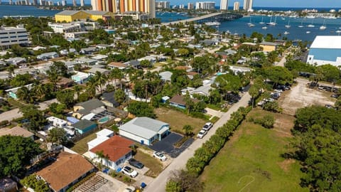 Peanut Island Paradise I 4 Mins to Island Shuttle! Villa in Riviera Beach