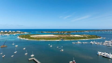 Peanut Island Paradise I 4 Mins to Island Shuttle! Villa in Riviera Beach