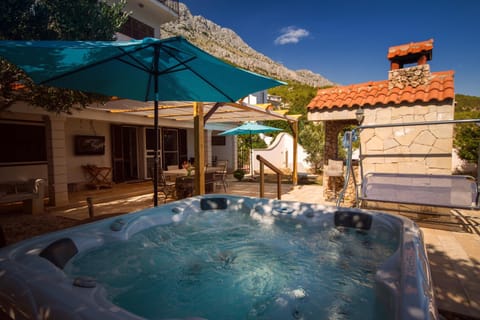 Communal lounge/ TV room, BBQ facilities, Children play ground, Garden, Hot Tub, Massage, Balcony/Terrace, Floor plan, Aqua park, Garden view, Mountain view, Sea view, Lunch, Dinner, Alcoholic drinks, Non alcoholic drinks, Open Air Bath, Family