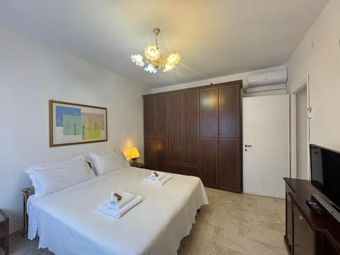 Bed, TV and multimedia, Photo of the whole room, Bedroom, wardrobe, air conditioner