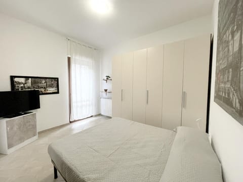 Bed, TV and multimedia, Photo of the whole room, Bedroom, wardrobe