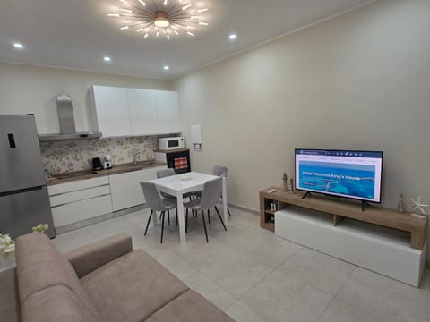 TV and multimedia, Coffee/tea facilities, Kitchen or kitchenette, Living room, Seating area, Dining area, oven, stove, toaster