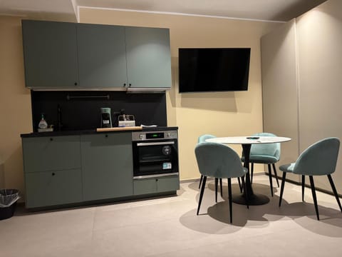 TV and multimedia, Kitchen or kitchenette, Dining area, minibar, oven, stove