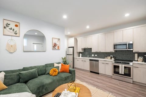 Kitchen or kitchenette, Living room, Seating area, Dining area, dishwasher, oven, pet friendly