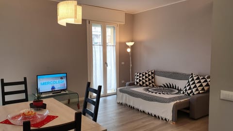 Bed, Living room, Seating area, Dining area