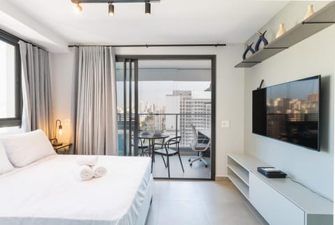 Bed, TV and multimedia, Balcony/Terrace, Photo of the whole room, Bedroom, towels