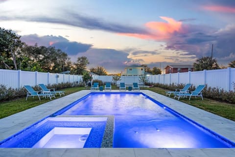 Day, Natural landscape, Hot Tub, Pool view, Swimming pool, Swimming pool, Sunset, sunbed