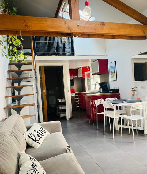 Kitchen or kitchenette, Living room, Seating area, Dining area