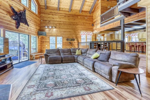 Resting Bear Lodge by Tahoe Getaways - Pet Friendly w Foosball and HOA Amenities House in Truckee