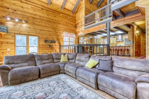 Resting Bear Lodge by Tahoe Getaways - Pet Friendly w Foosball and HOA Amenities House in Truckee