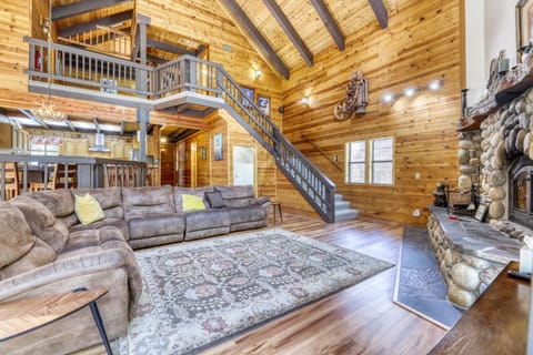 Resting Bear Lodge by Tahoe Getaways - Pet Friendly w Foosball and HOA Amenities House in Truckee