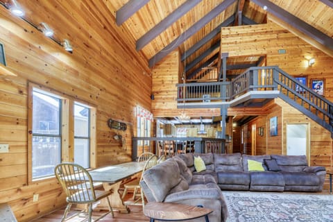 Resting Bear Lodge by Tahoe Getaways - Pet Friendly w Foosball and HOA Amenities House in Truckee