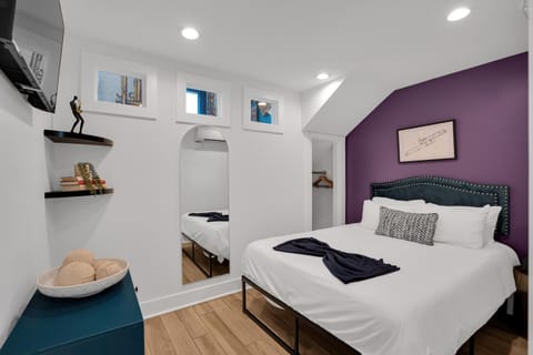 Elegant 2BR Across from French Qtr w Free Parking Hotel in Faubourg Marigny