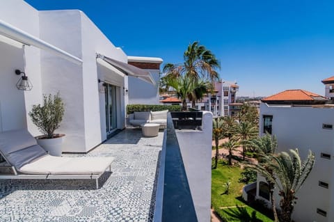 View (from property/room), Balcony/Terrace, sunbed