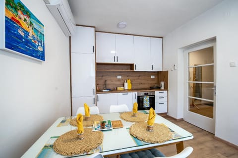 Kitchen or kitchenette, Dining area, oven, stove