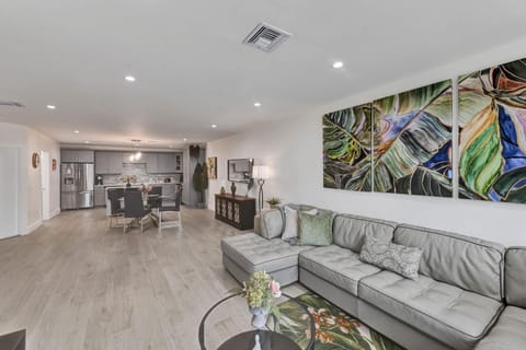 Beachside Villa Apartment in Lauderdale-by-the-Sea