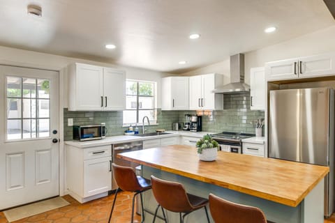 2 Mi to Trail Dust Town Home with Large Yard! House in Tucson