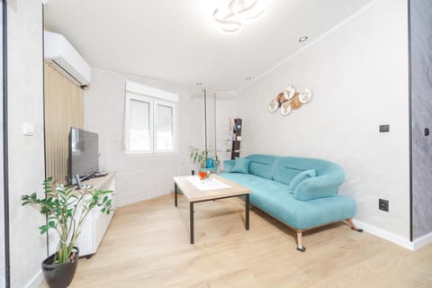 Communal lounge/ TV room, TV and multimedia, Living room, Seating area, air conditioner