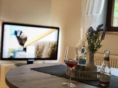 TV and multimedia, Food and drinks, Dining area, Drinks, Alcoholic drinks