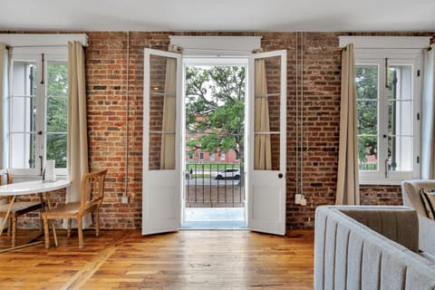 Esplanade Ave Stay wBalcony across French Quarter Hotel in Faubourg Marigny