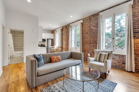 Esplanade Ave Stay wBalcony across French Quarter Hotel in Faubourg Marigny